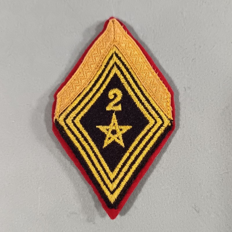 INSIGNES TISSU LOSANGE MODELE 1945 DE SERGENT DU 2 ème REGIMENT DE SPAHIS MAROCAINS